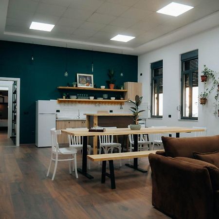 The Maze Hostel Тирана Екстер'єр фото