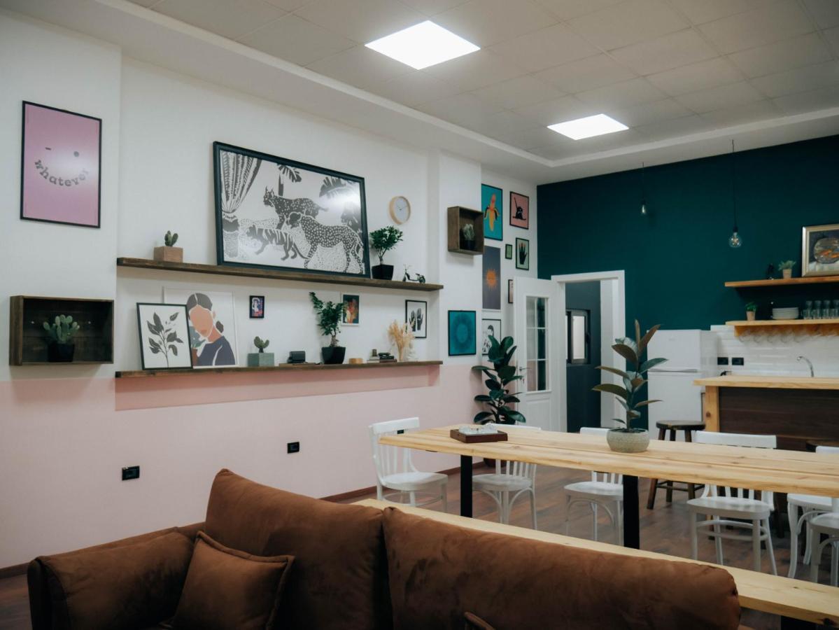 The Maze Hostel Тирана Екстер'єр фото