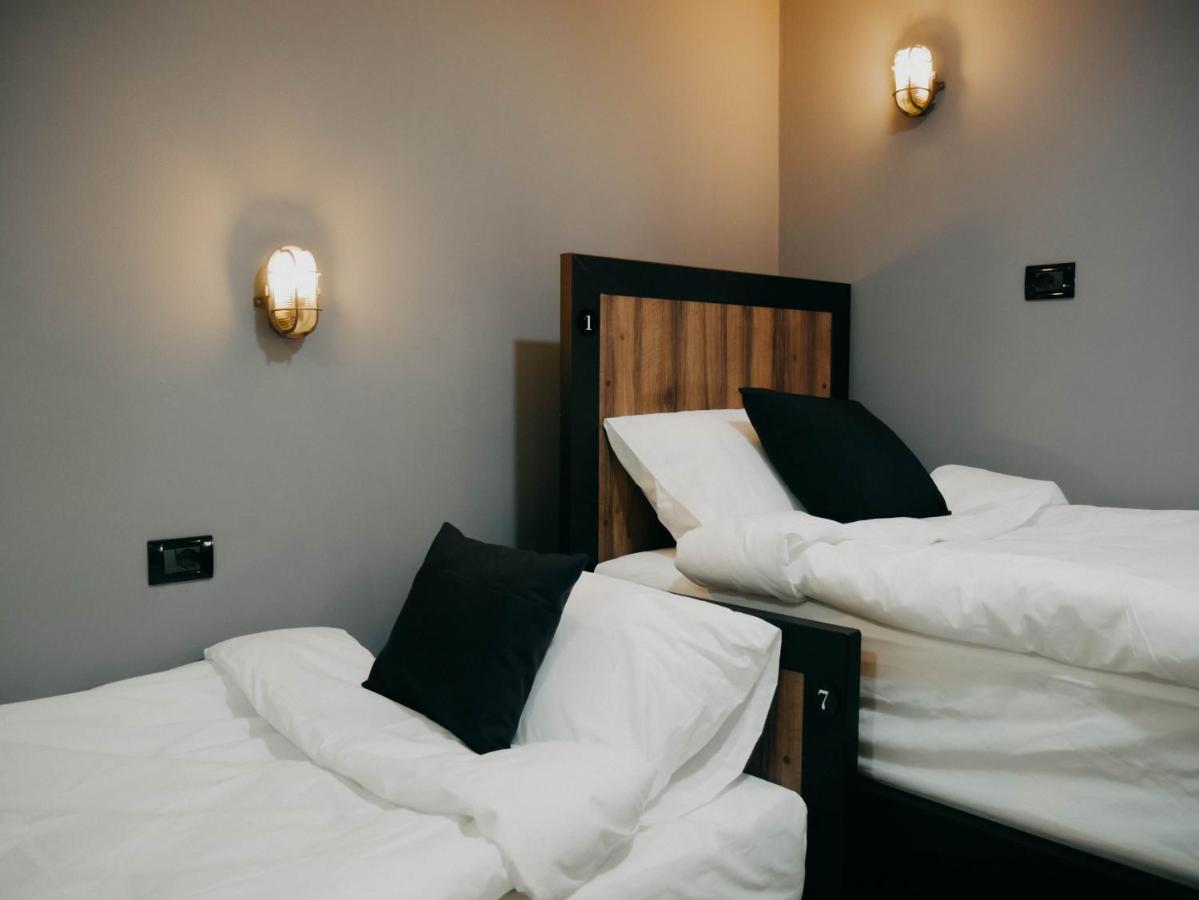 The Maze Hostel Тирана Екстер'єр фото