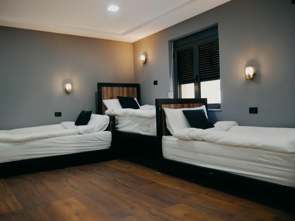 The Maze Hostel Тирана Екстер'єр фото