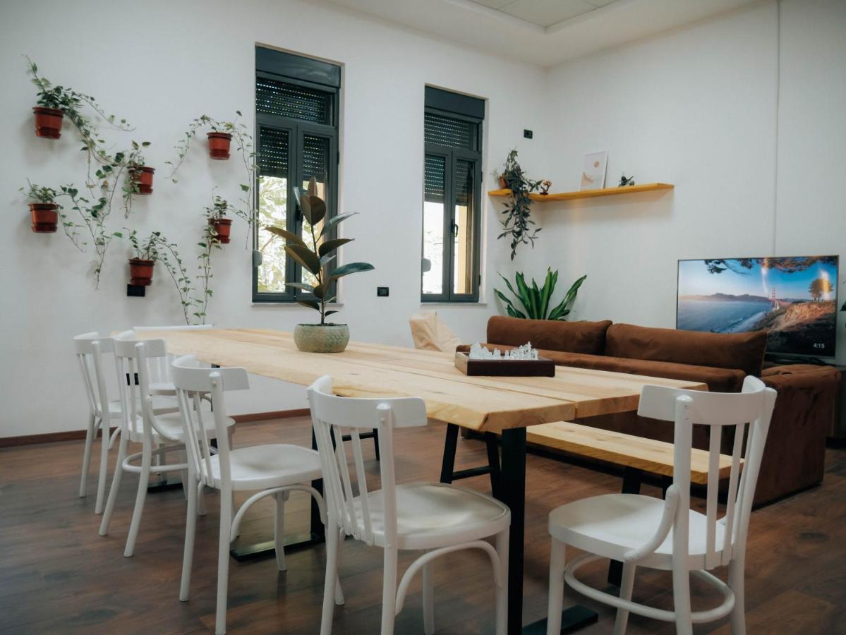 The Maze Hostel Тирана Екстер'єр фото