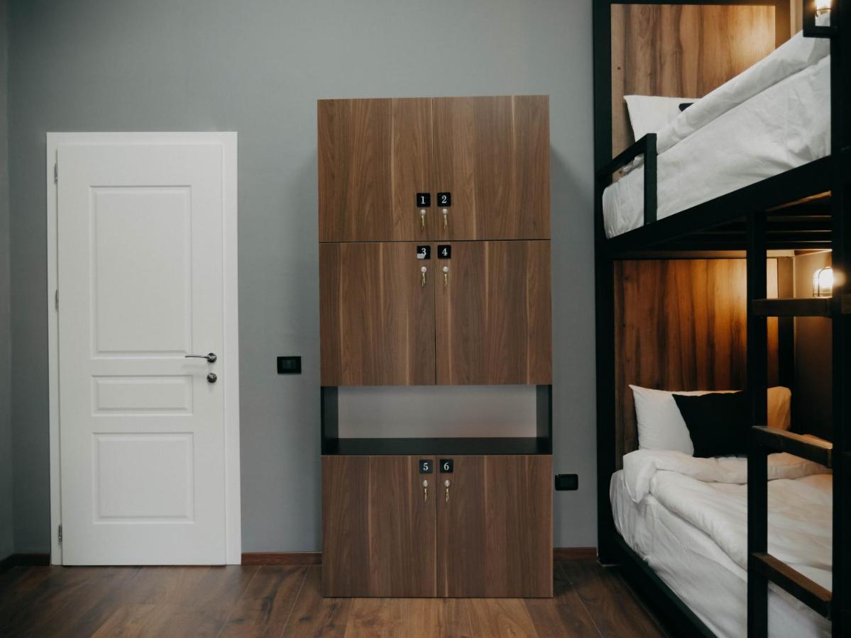 The Maze Hostel Тирана Екстер'єр фото