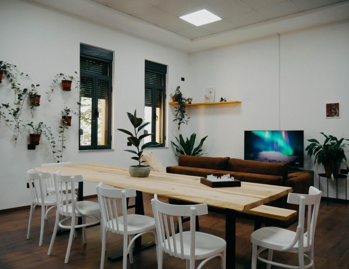 The Maze Hostel Тирана Екстер'єр фото