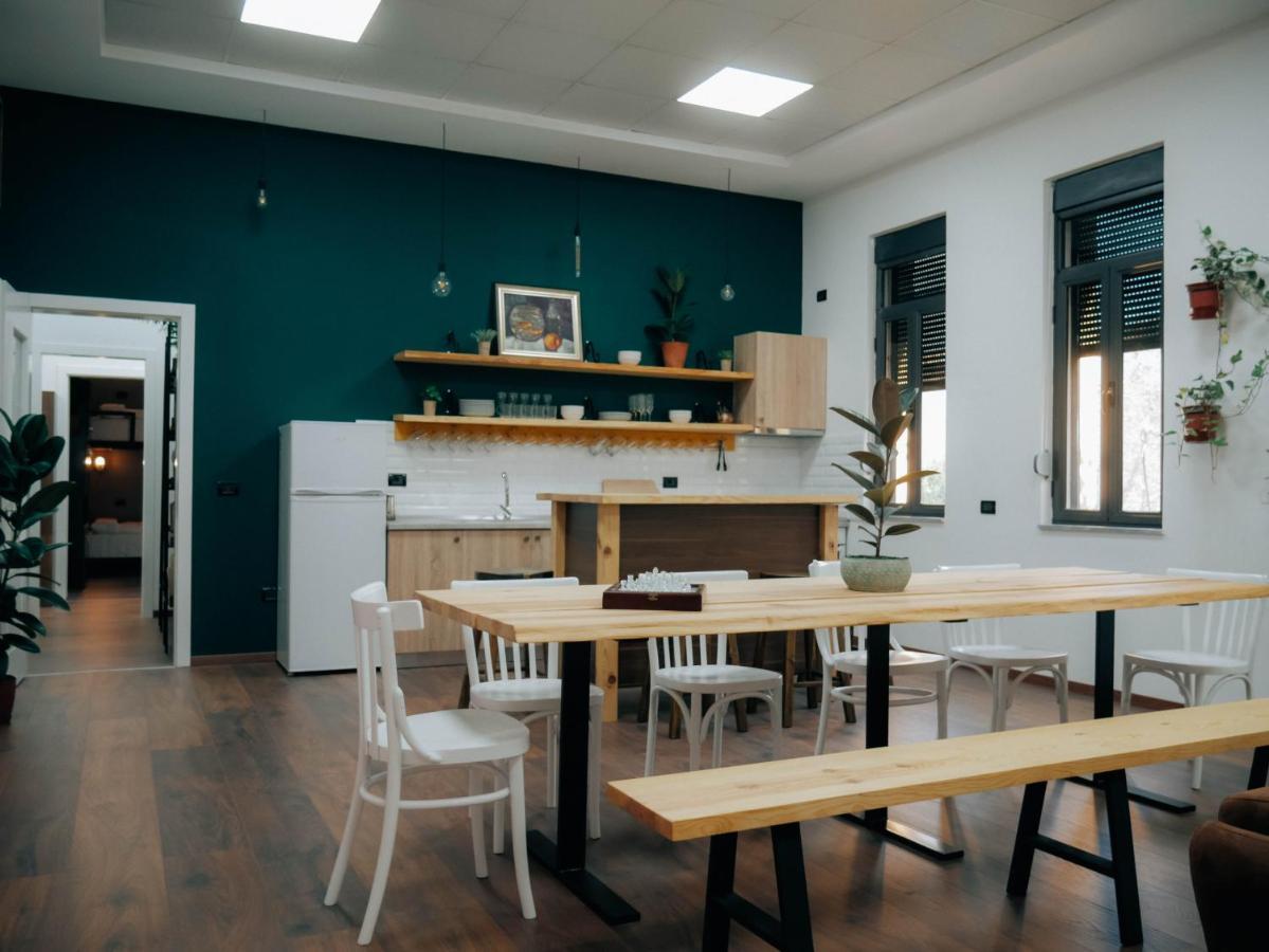 The Maze Hostel Тирана Екстер'єр фото