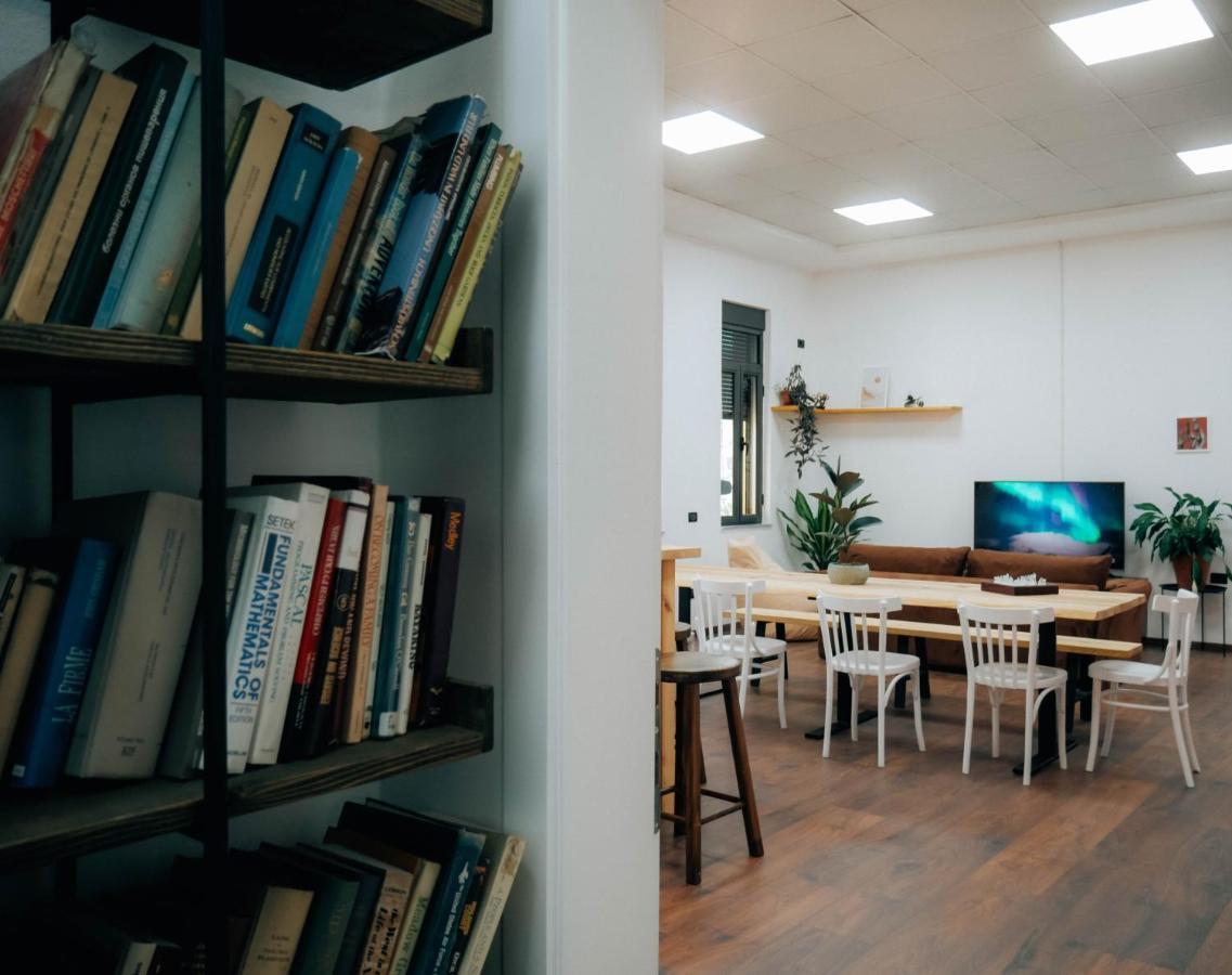 The Maze Hostel Тирана Екстер'єр фото