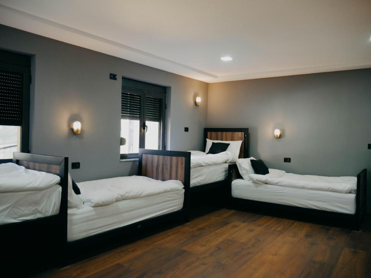 The Maze Hostel Тирана Екстер'єр фото