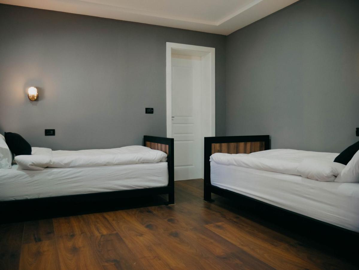 The Maze Hostel Тирана Екстер'єр фото