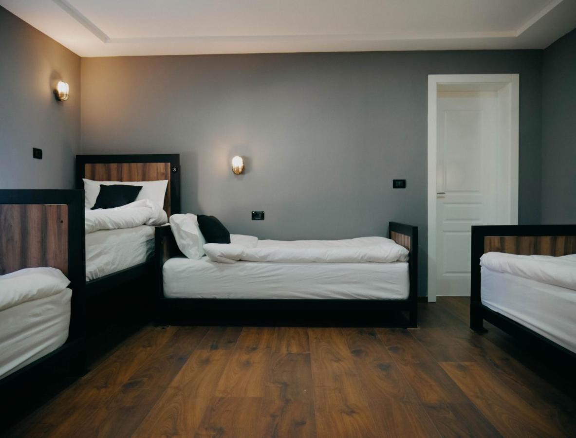 The Maze Hostel Тирана Екстер'єр фото