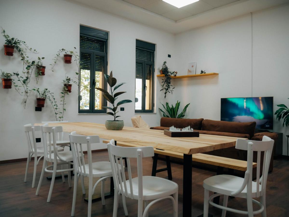 The Maze Hostel Тирана Екстер'єр фото